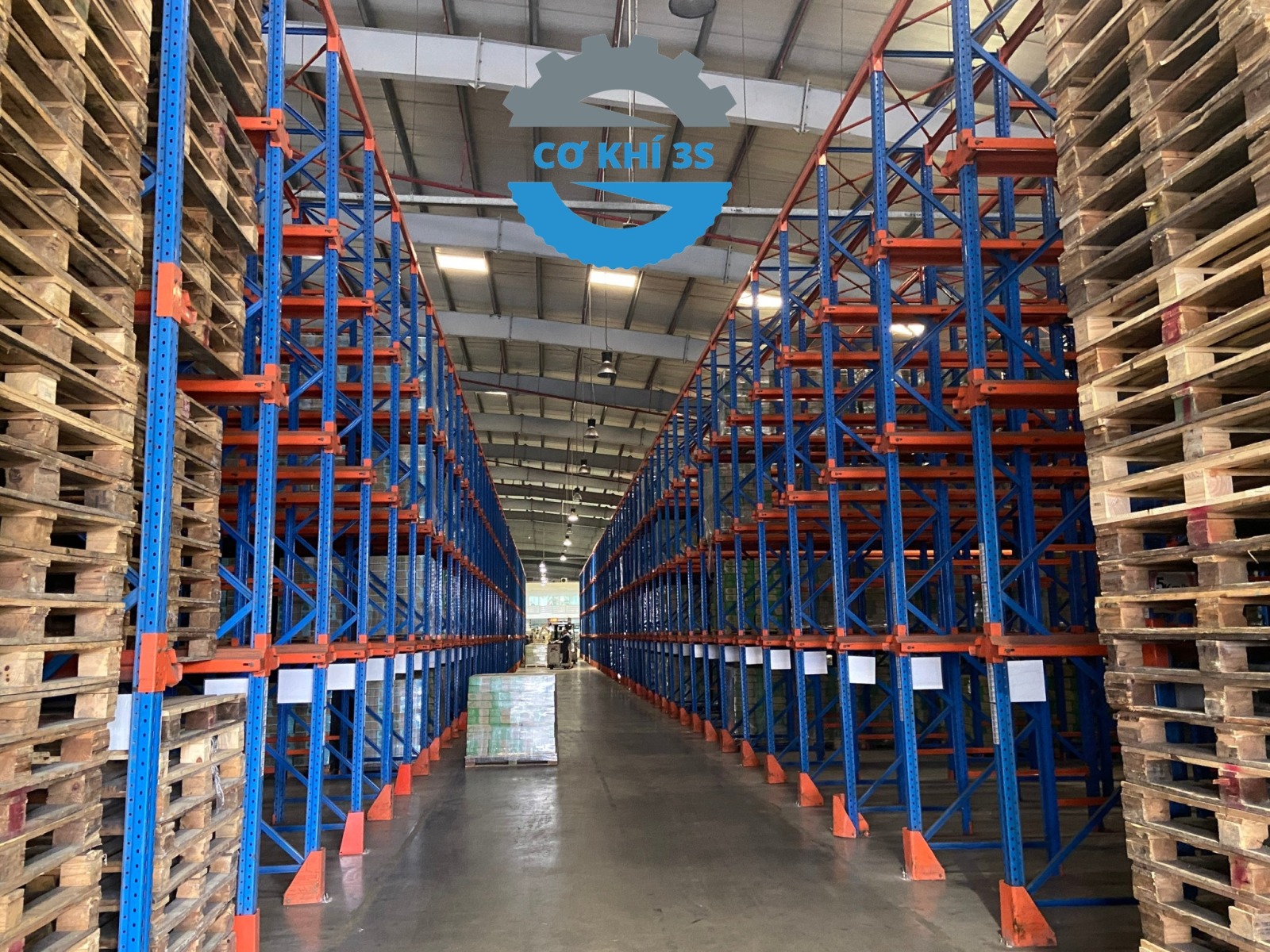 Sản xuất lắp đặt Kệ Drive in, kệ kho drive in 1 Kệ Drive in, kệ kho drive in – Thru tiết kiệm lối đi cho diện tích lưu trữ tăng lên 50-100% so với cách lưu trữ thông thường.