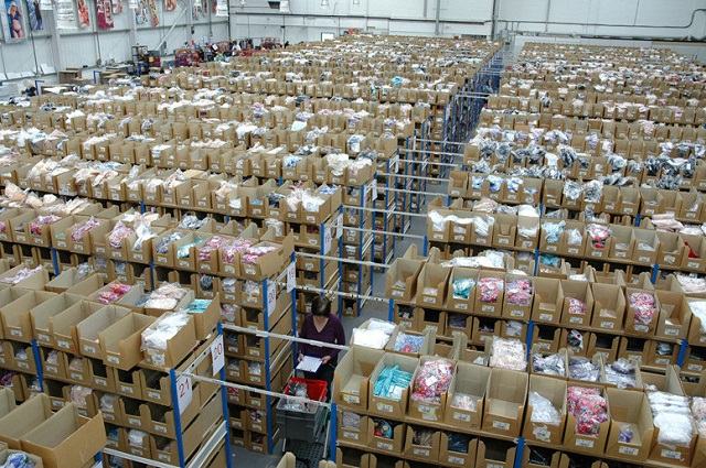 Tìm hiểu về kệ kho quần áo trong các nhà máy 3 Kệ kho may mặc để quần áo Cơ khí 3s