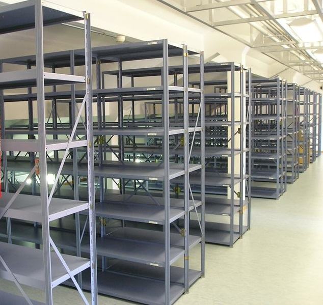 Tìm hiểu về kệ kho quần áo trong các nhà máy 4 Kệ kho hàng V lỗ đa năng