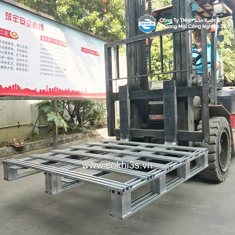 Bảng giá kệ pallet sắt, pallet thép, Kệ kho công nghiệp 2025 1 Bảng giá kệ pallet sắt, pallet thép - Kệ kho công nghiệp 2025