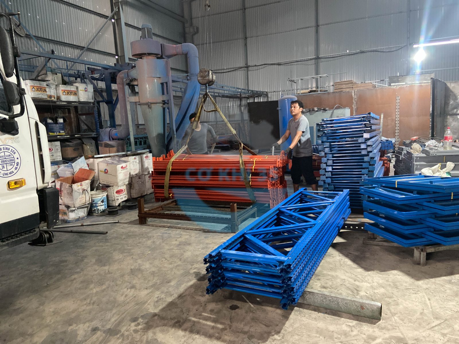 Nên lắp đặt kệ kho hàng mới hay cũ? 3 ke khuon tai tan hung hung yen 4.