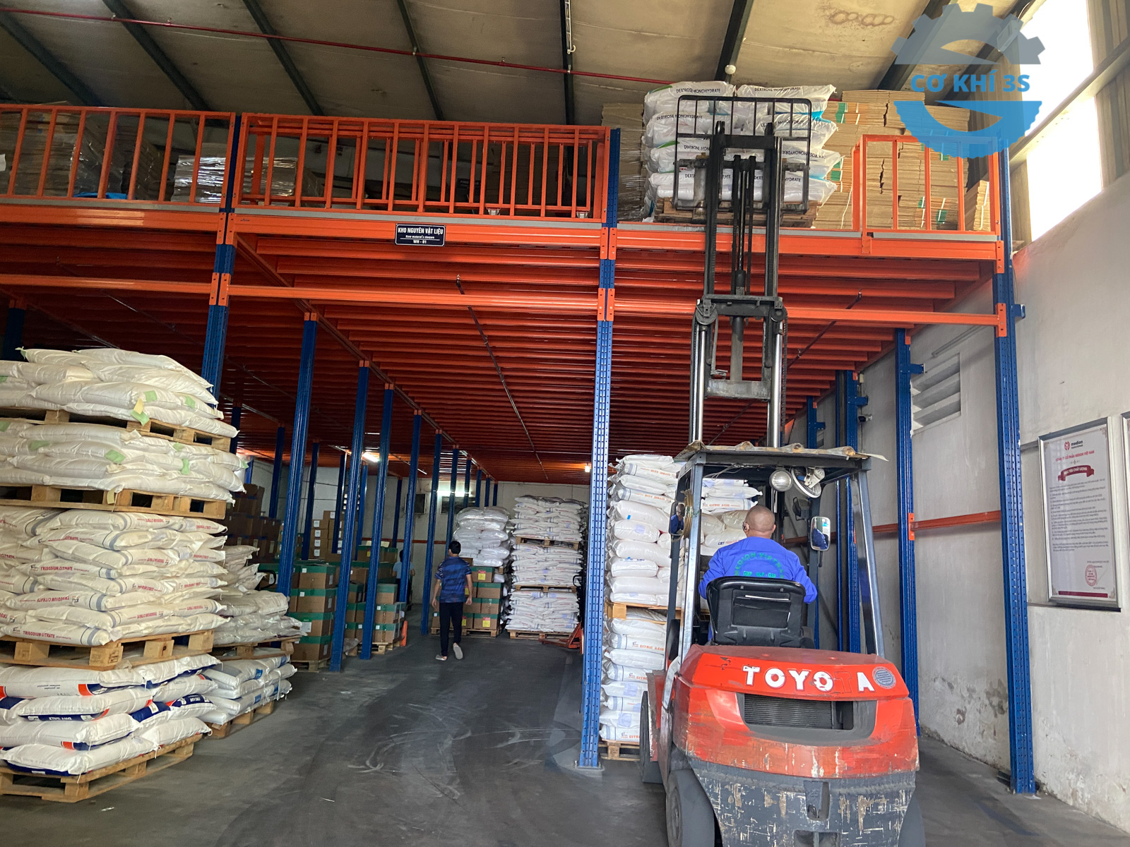 Tìm hiểu chi tiết về kệ sàn, kệ sàn mezzanine (hay còn gọi là tầng lửng) 8 dua hang len qua lan can.