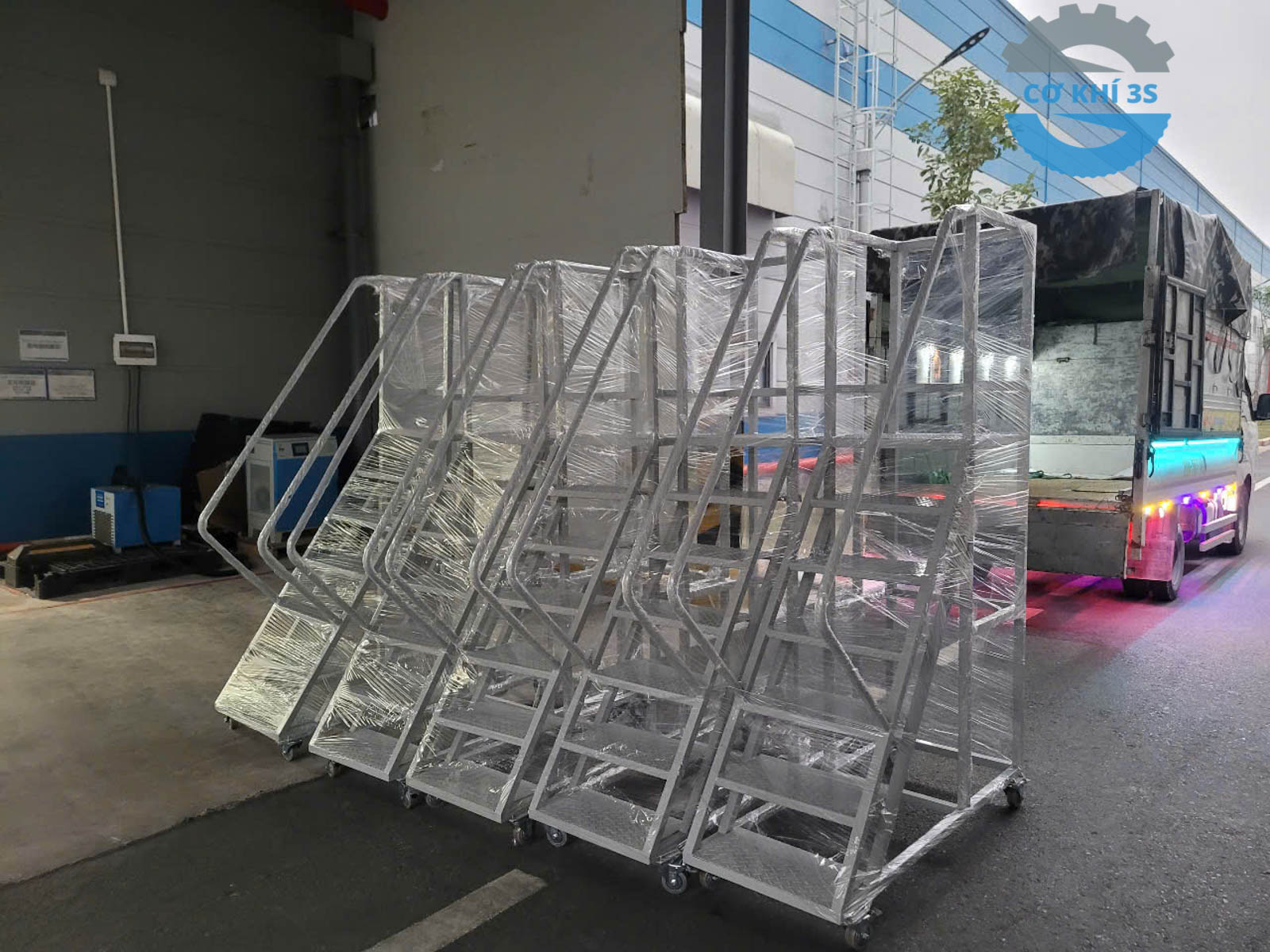 Tìm hiểu chi tiết về kệ sàn, kệ sàn mezzanine (hay còn gọi là tầng lửng) 28 thang han co dinh 1 2.