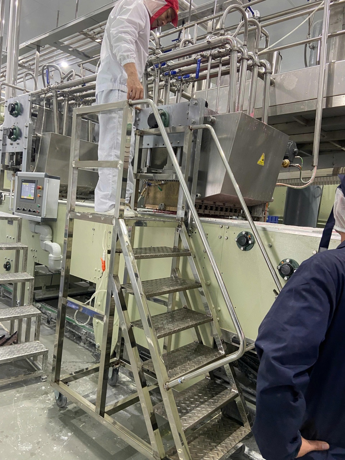 thang inox thao tac do vat lieu hay theo doi tren cac gian may 1.