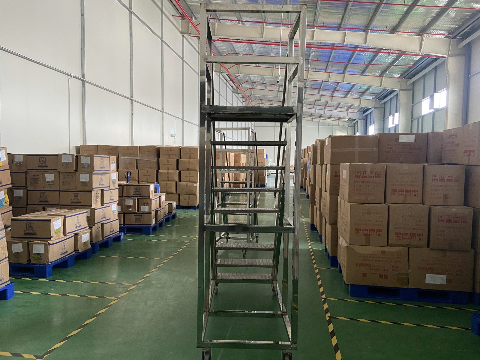 thang inox thao tac do vat lieu hay theo doi tren cac gian may 10.