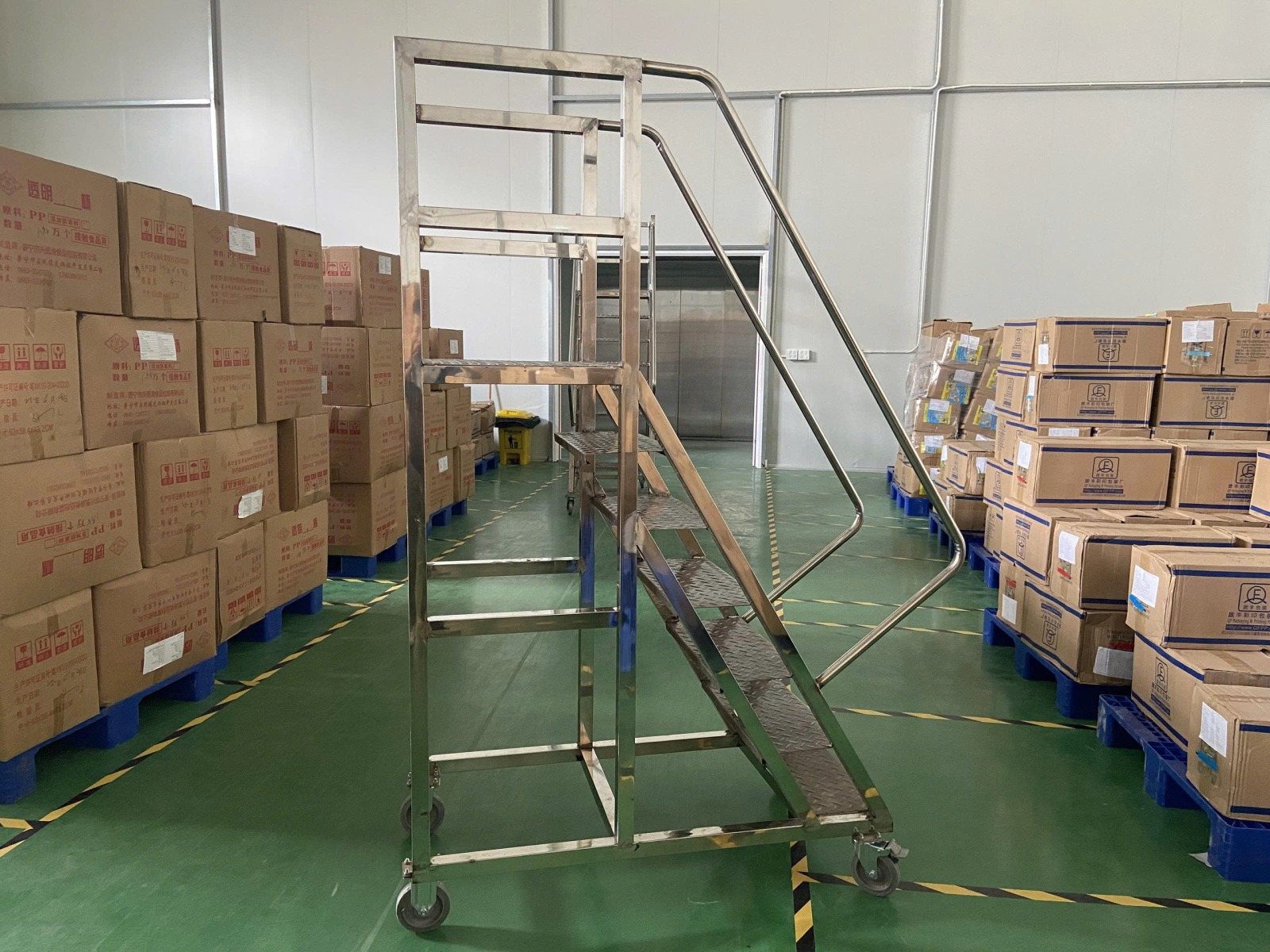 thang inox thao tac do vat lieu hay theo doi tren cac gian may 11.