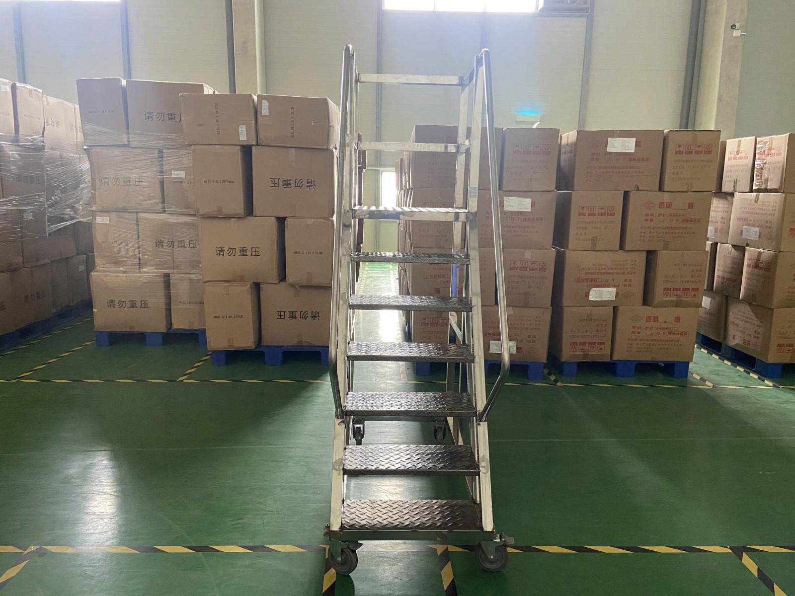 thang inox thao tac do vat lieu hay theo doi tren cac gian may 12.