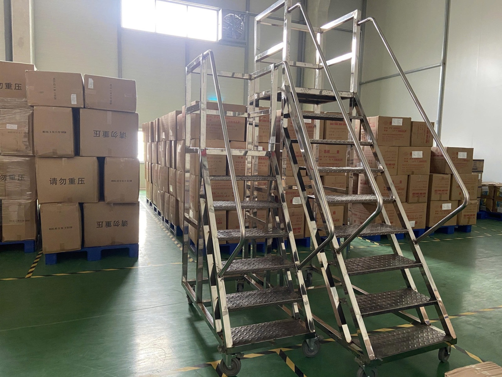 thang inox thao tac do vat lieu hay theo doi tren cac gian may 13.