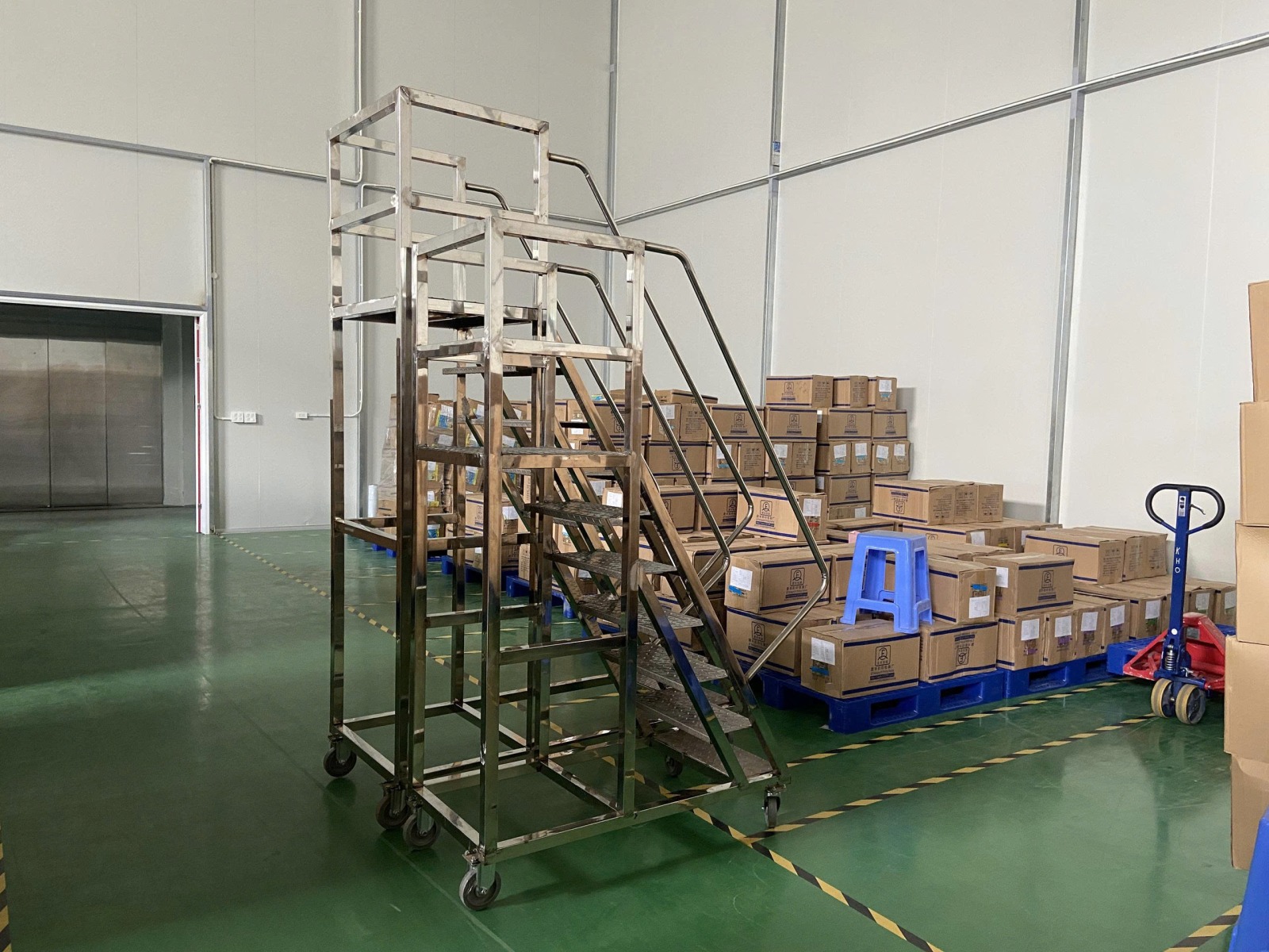 thang inox thao tac do vat lieu hay theo doi tren cac gian may 14.