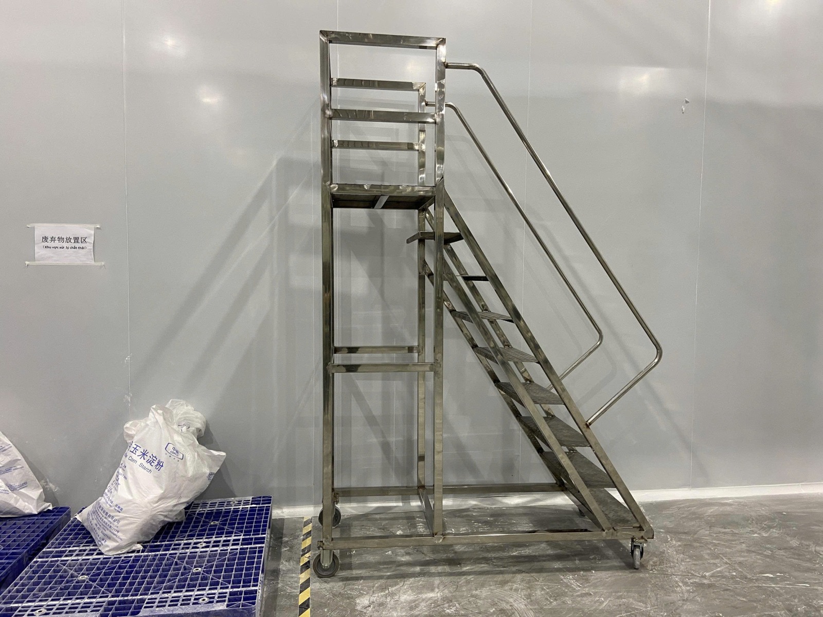 thang inox thao tac do vat lieu hay theo doi tren cac gian may 15.