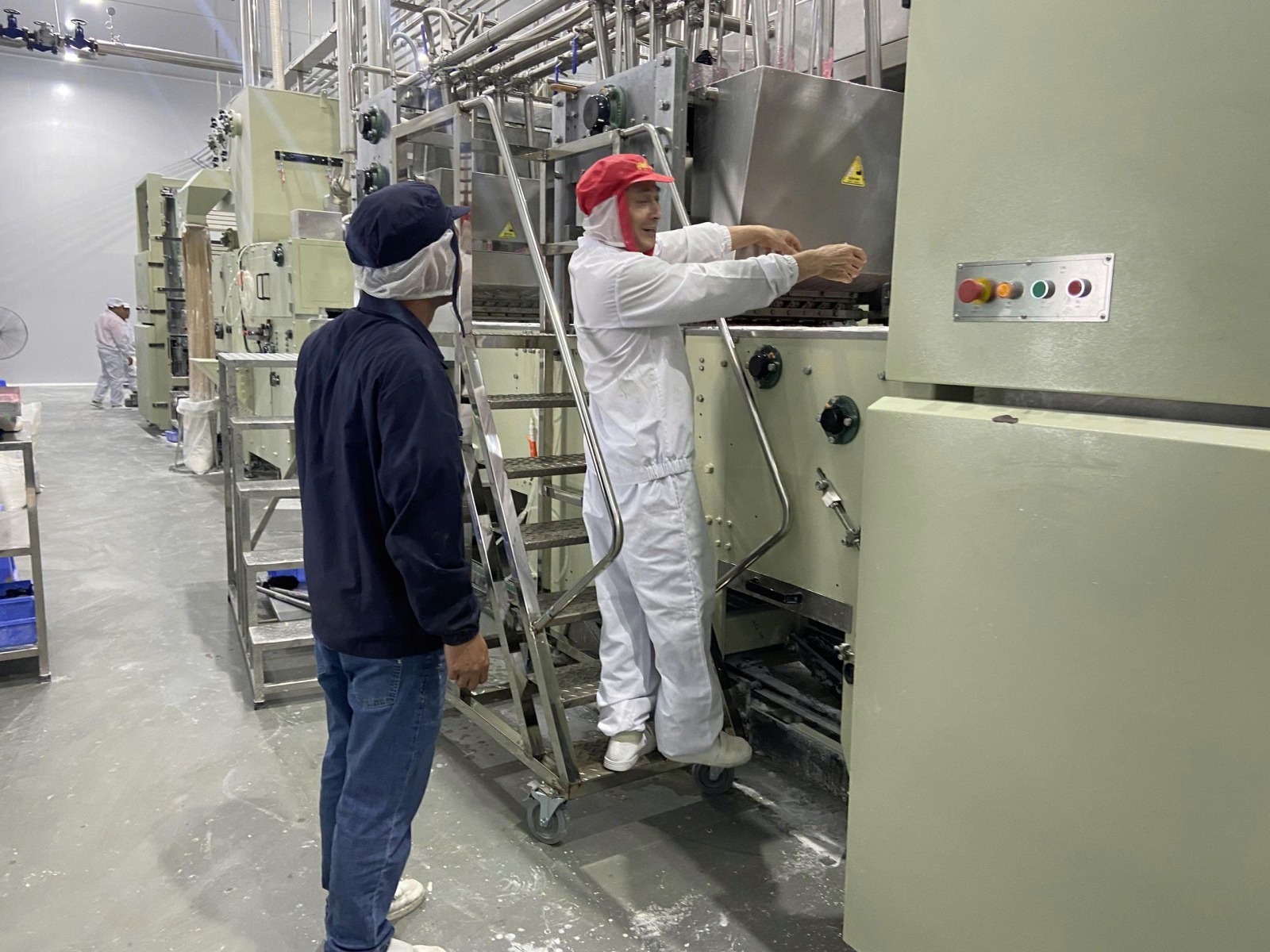 thang inox thao tac do vat lieu hay theo doi tren cac gian may 16.