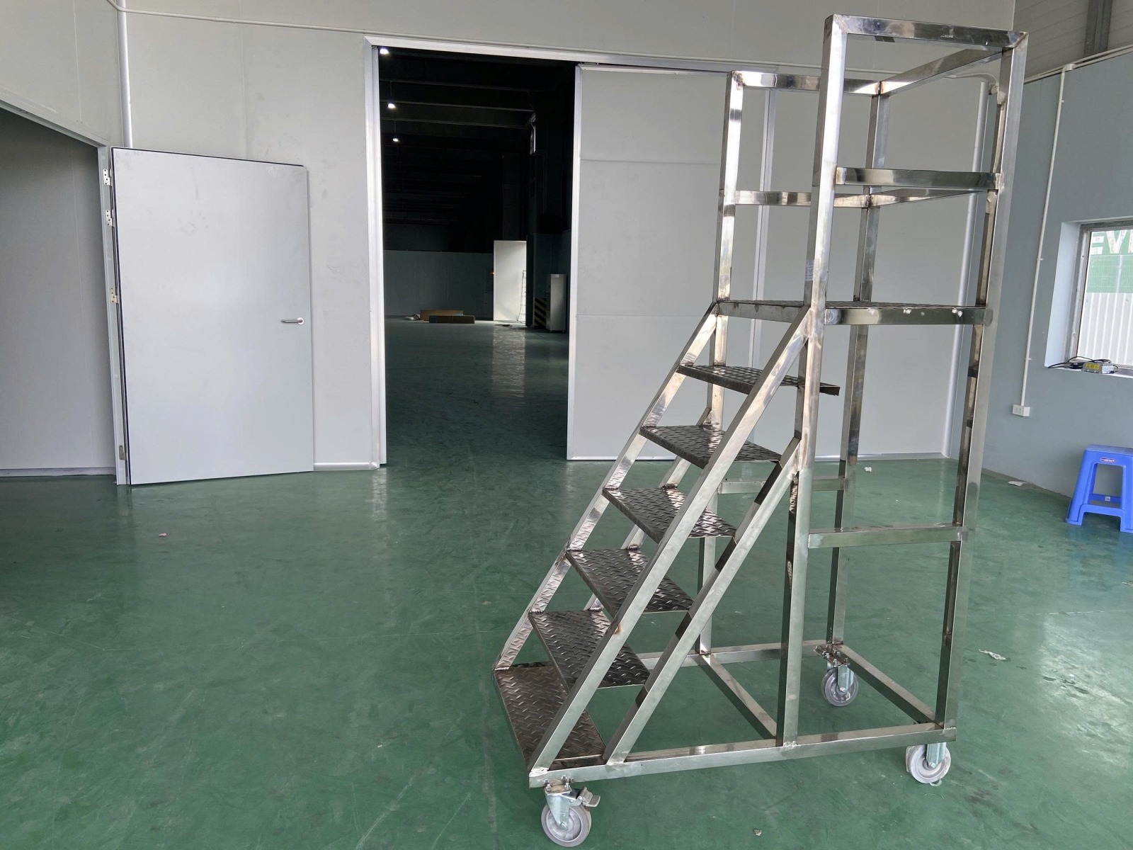 thang inox thao tac do vat lieu hay theo doi tren cac gian may 2.