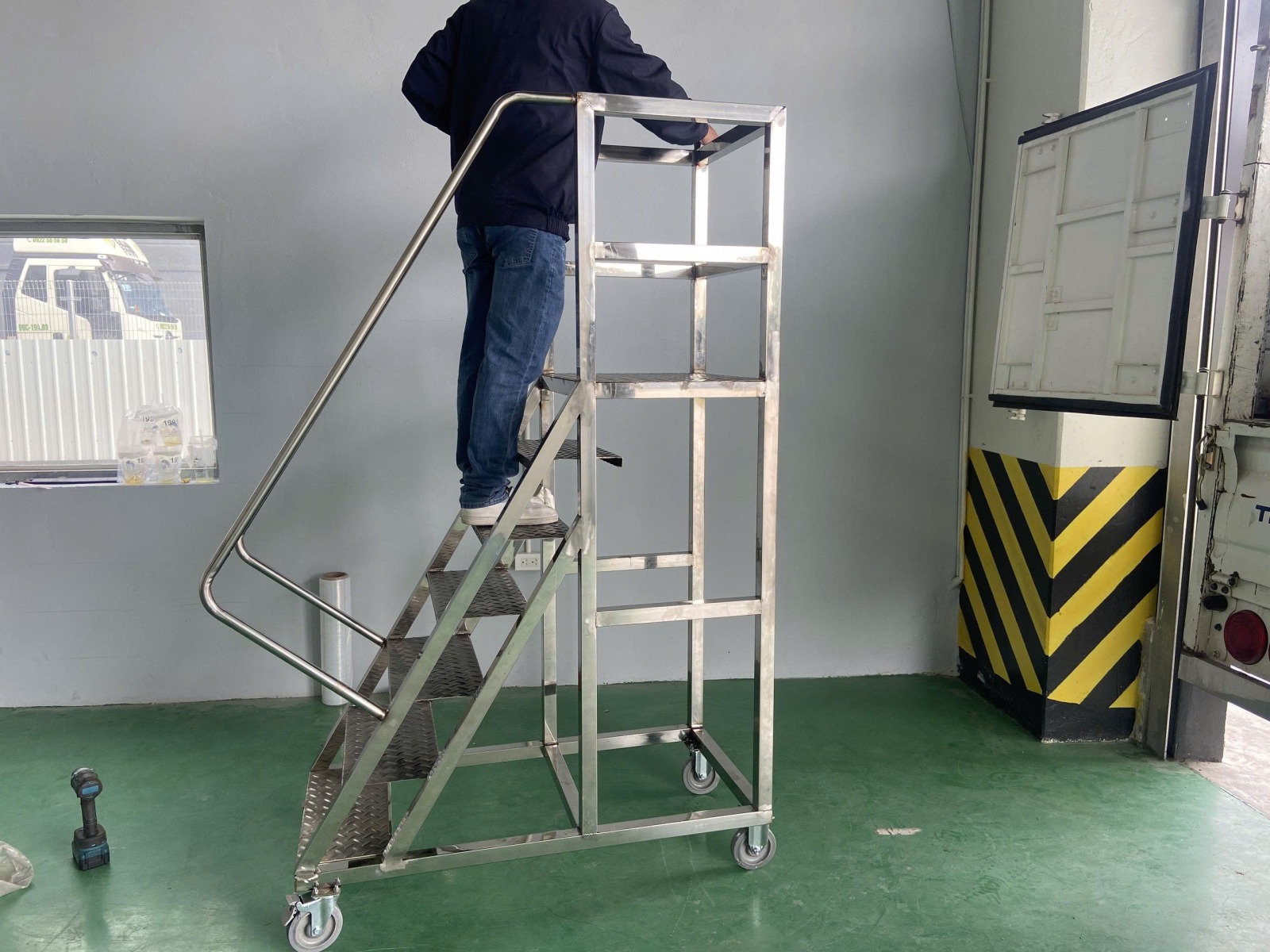 thang inox thao tac do vat lieu hay theo doi tren cac gian may 6.