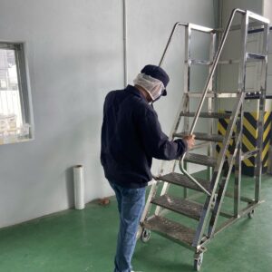 thang inox thao tac do vat lieu hay theo doi tren cac gian may 7.