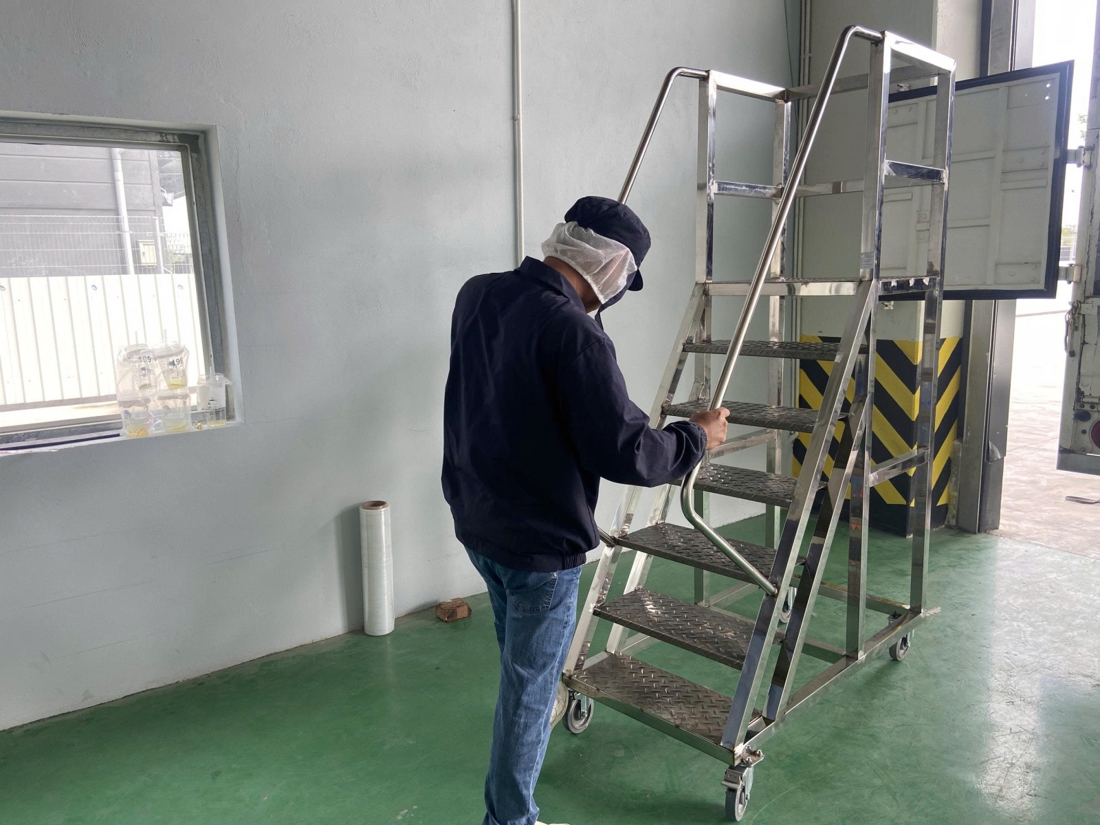 thang inox thao tac do vat lieu hay theo doi tren cac gian may 7.