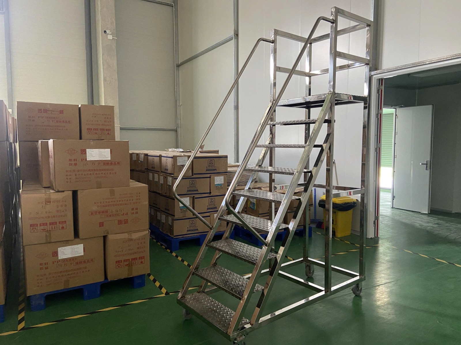 thang inox thao tac do vat lieu hay theo doi tren cac gian may 9.