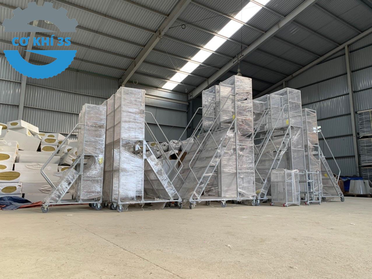 Xe thang di động cao 2500mm 28 cokhi3s xe thang di dong du an van phong.