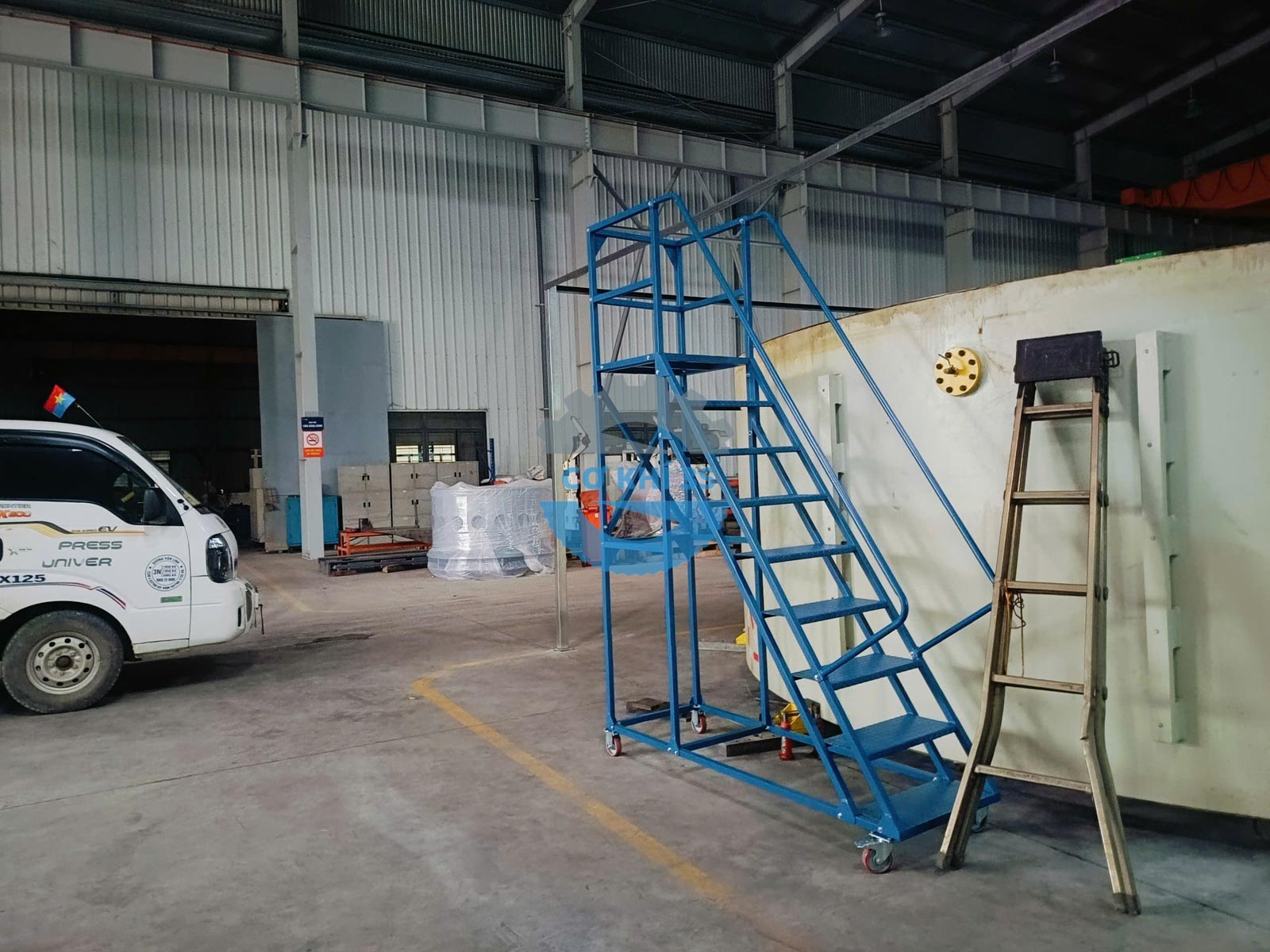 Xe thang di động cao 2500mm 7 thang 2 5m tieu chuan 1